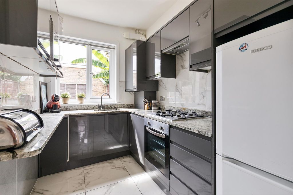 Property photo 3 of 28 Pearl Road, E17