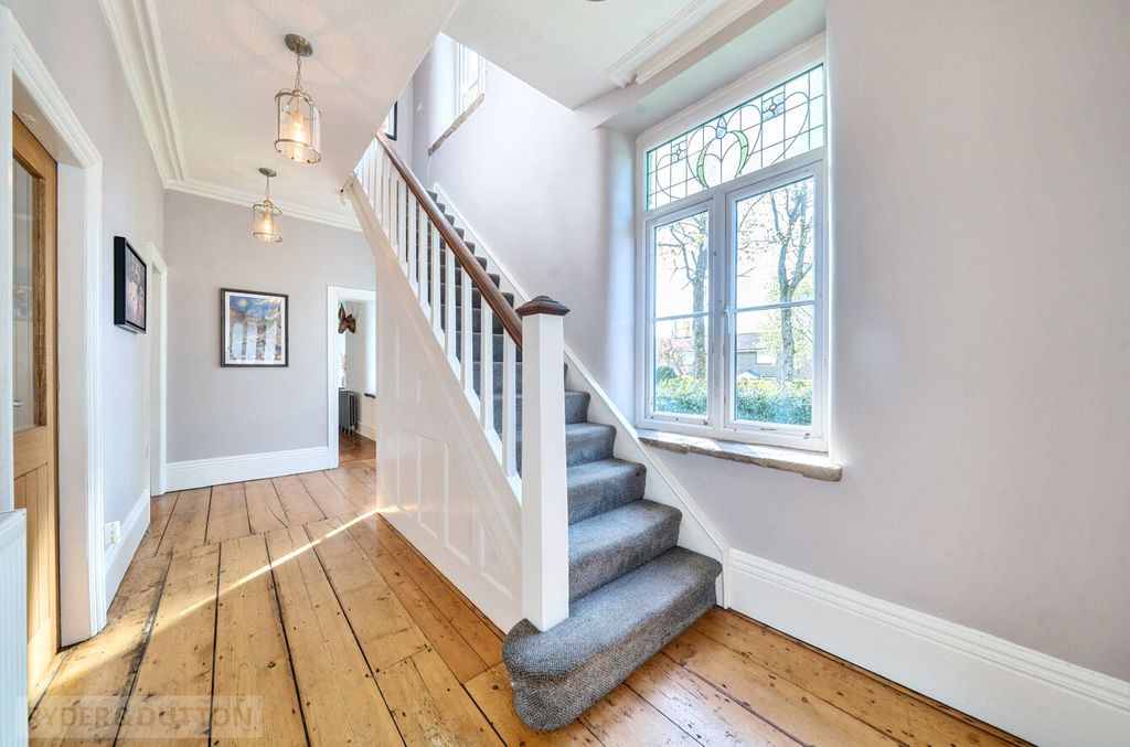 Property photo 3 of 22 Entrance Hall