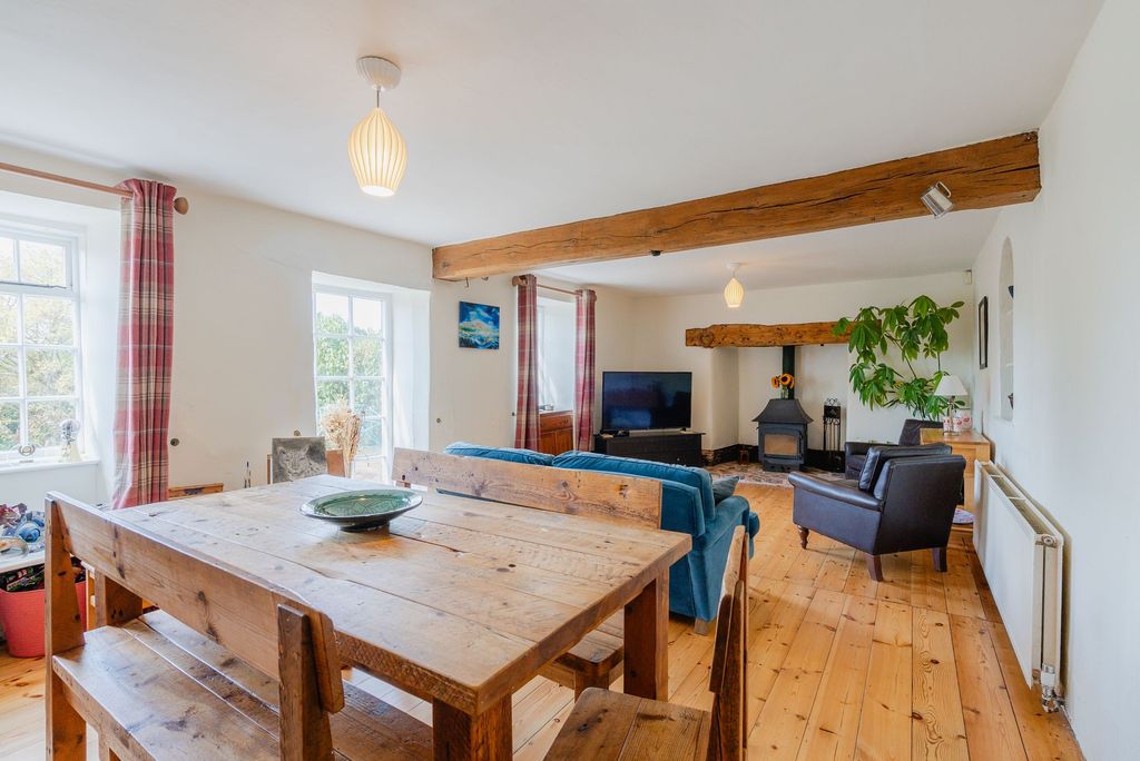 Property photo 2 of 32