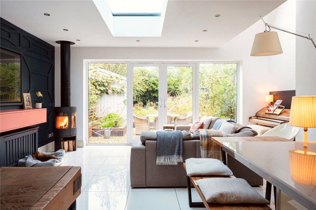 Property photo 2 of 23 House. Partnership