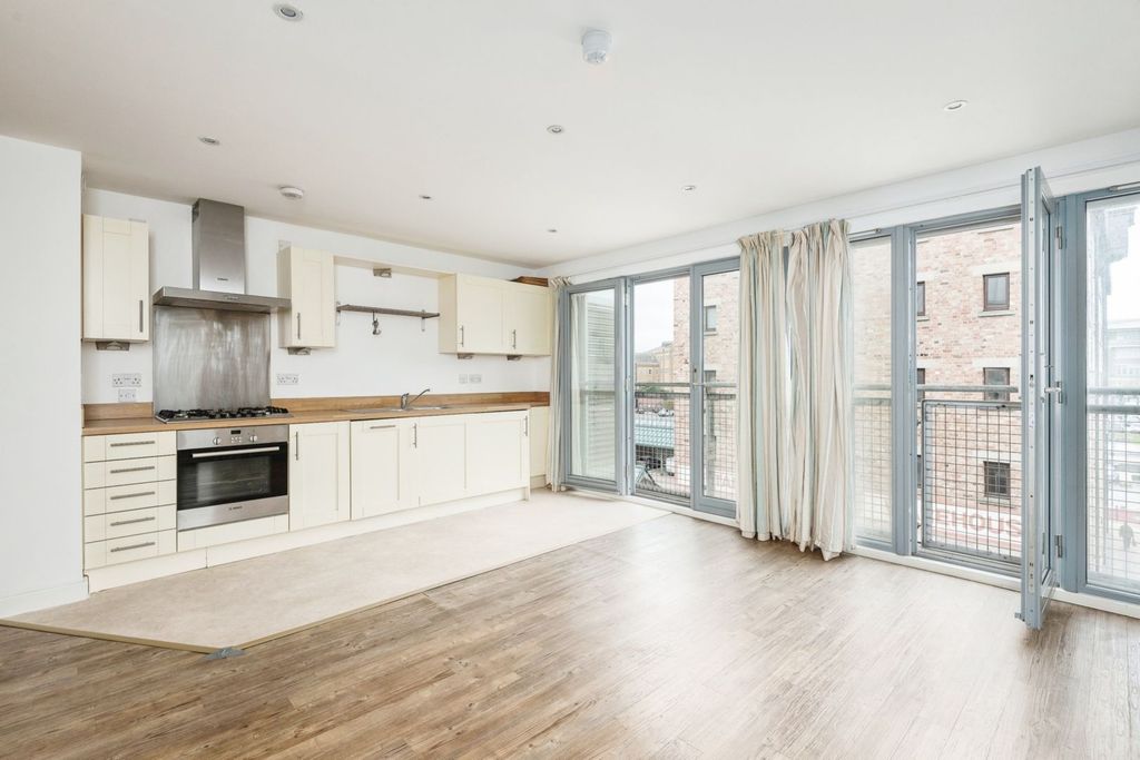 2 bed flat for saleThe Docks, Gloucester GL1 photo 4