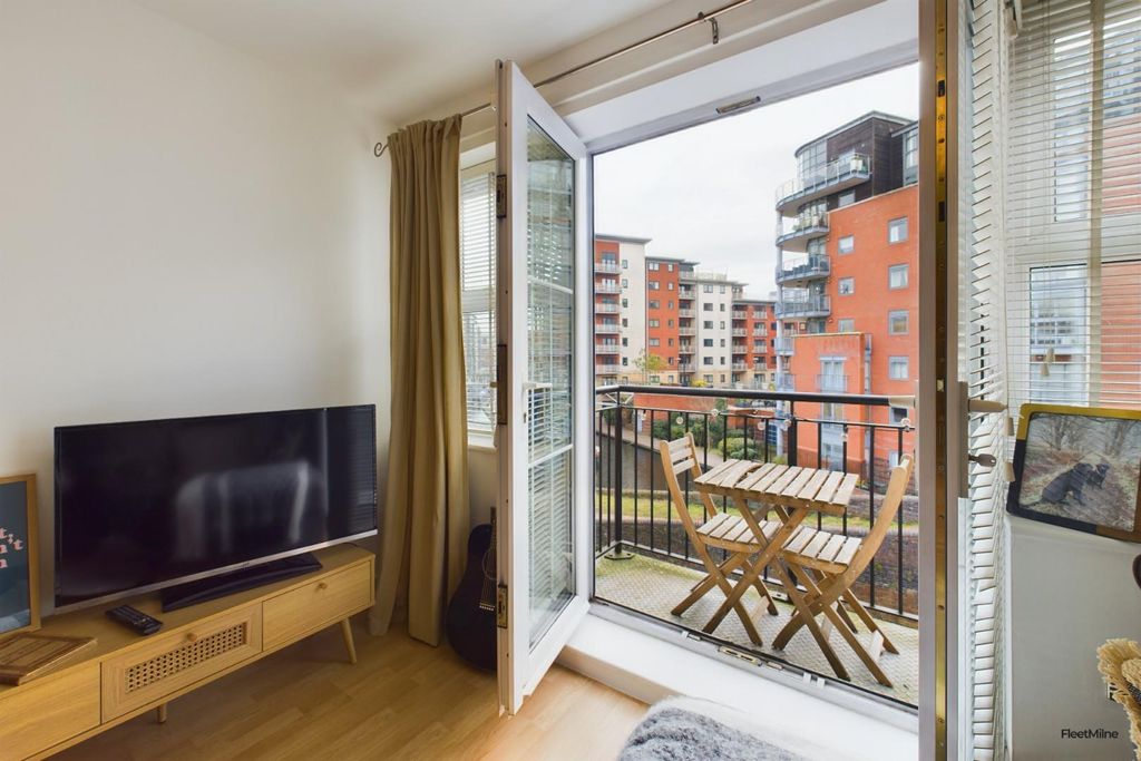 Property photo 2 of 21 Living/Dining Room