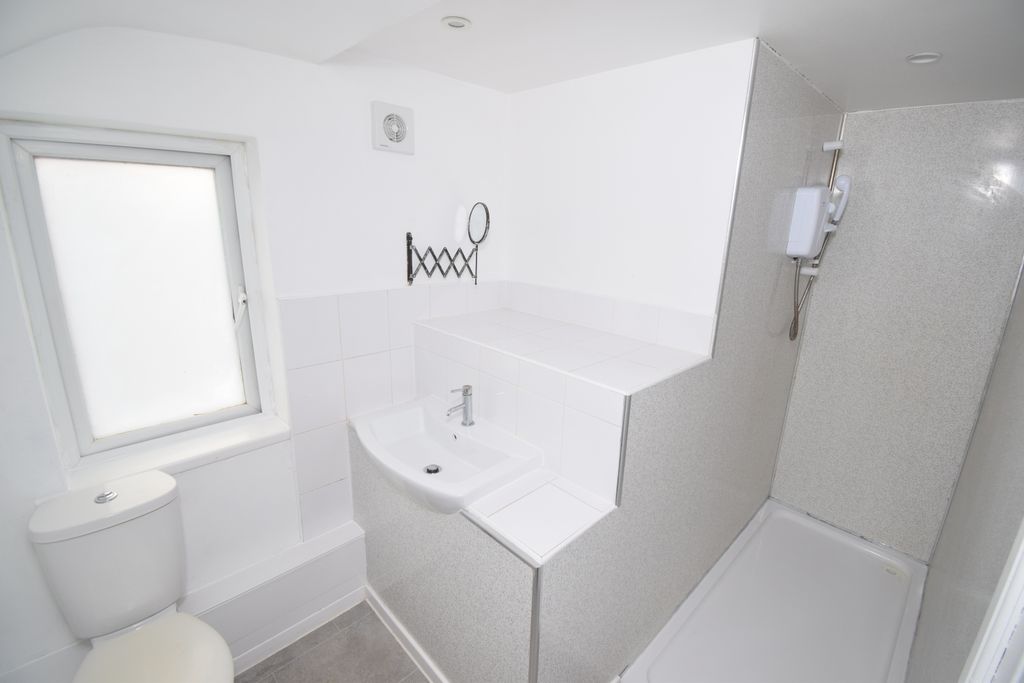 Property photo 3 of 9 Ensuite 4