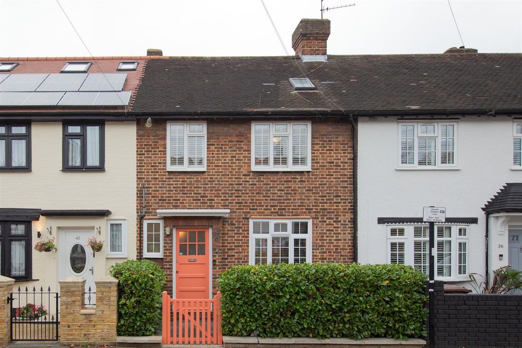 Property photo 1 of 32 Douglas Avenue - E17