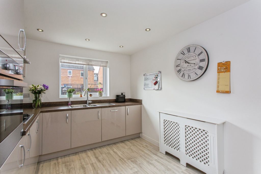 Property photo 3 of 15 Kitchen