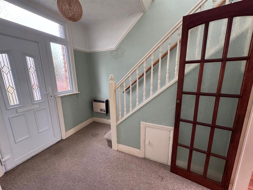 Property photo 2 of 11 Entrance Hall