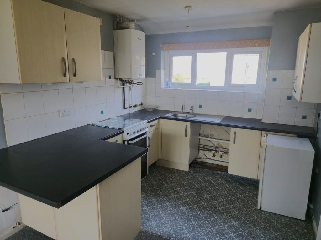 Property photo 2 of 11 Kitchen