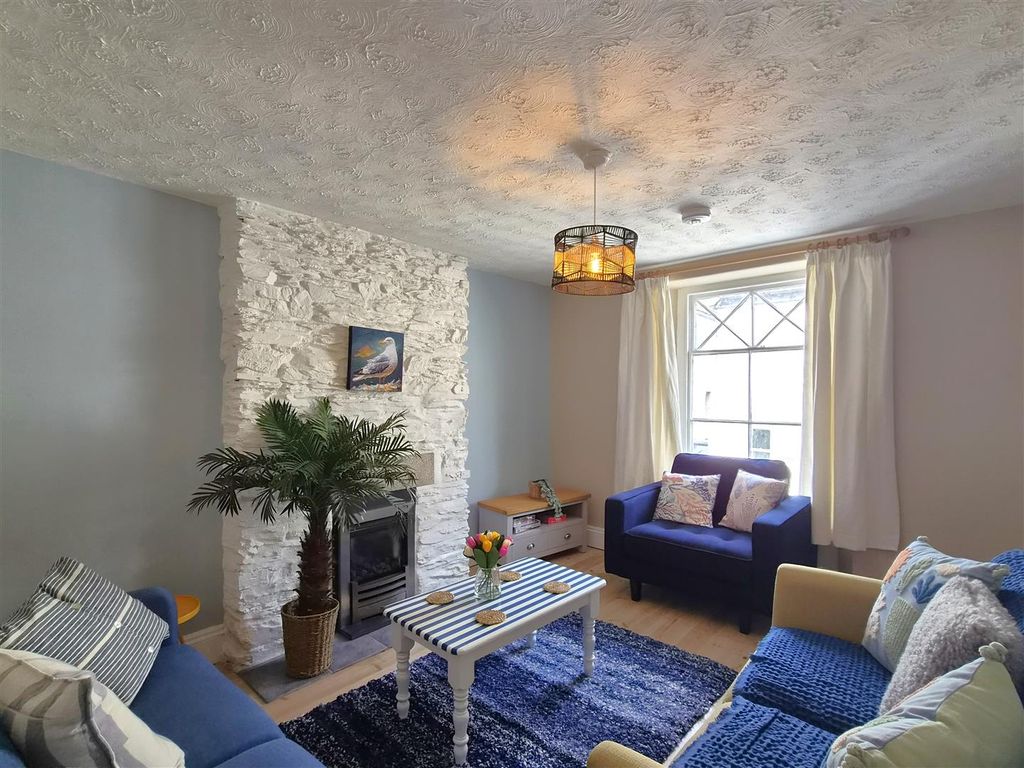 Property photo 2 of 16 Sitting Room