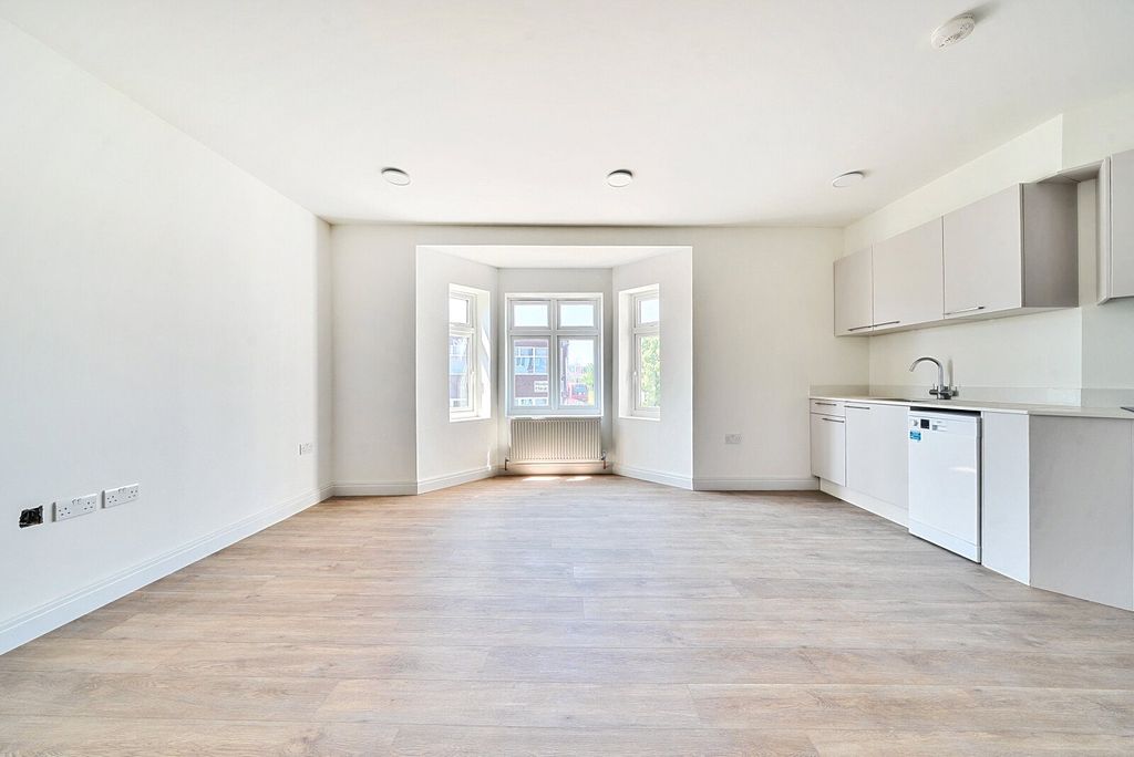 Property photo 3 of 10 Lounge/Kitchn