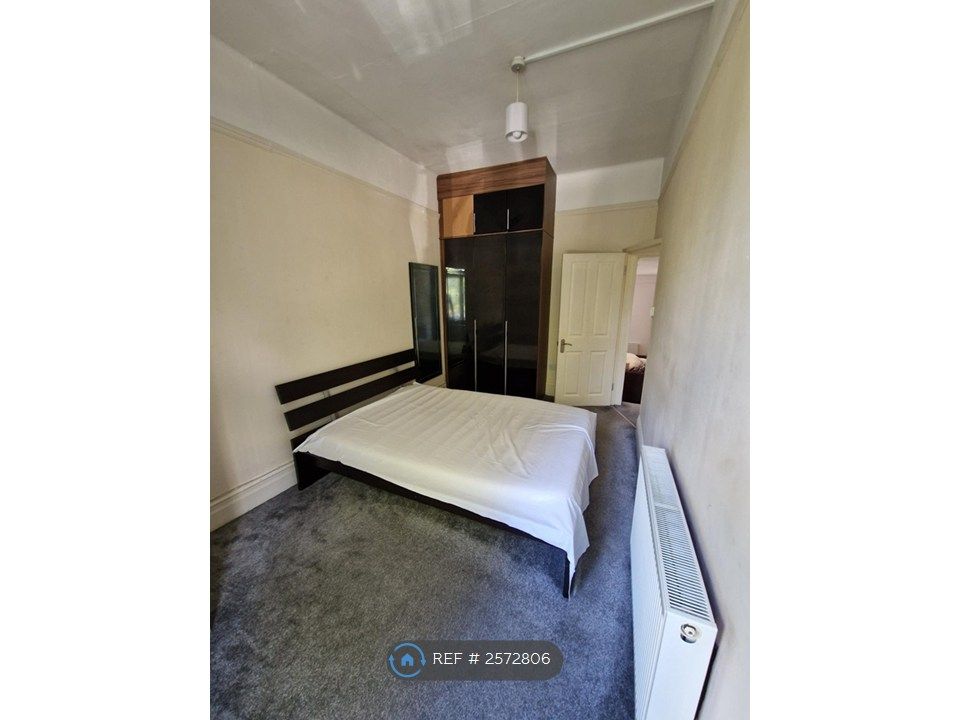 Property photo 3 of 11 Large Double Bedroom