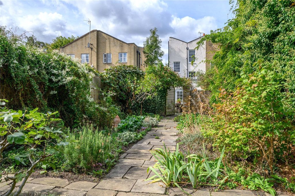 Property photo 3 of 17 Garden