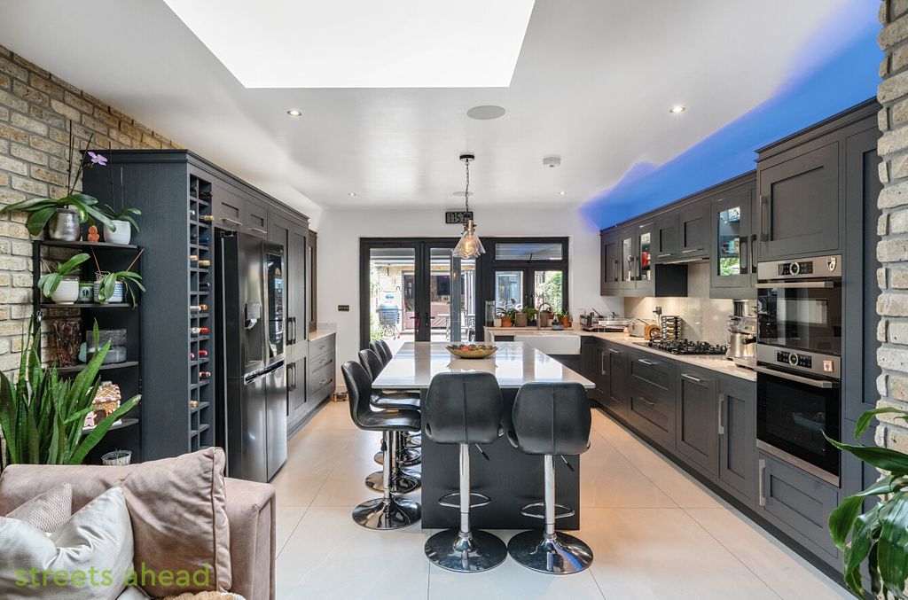 Property photo 2 of 22 1A006d35-005F-4A1...