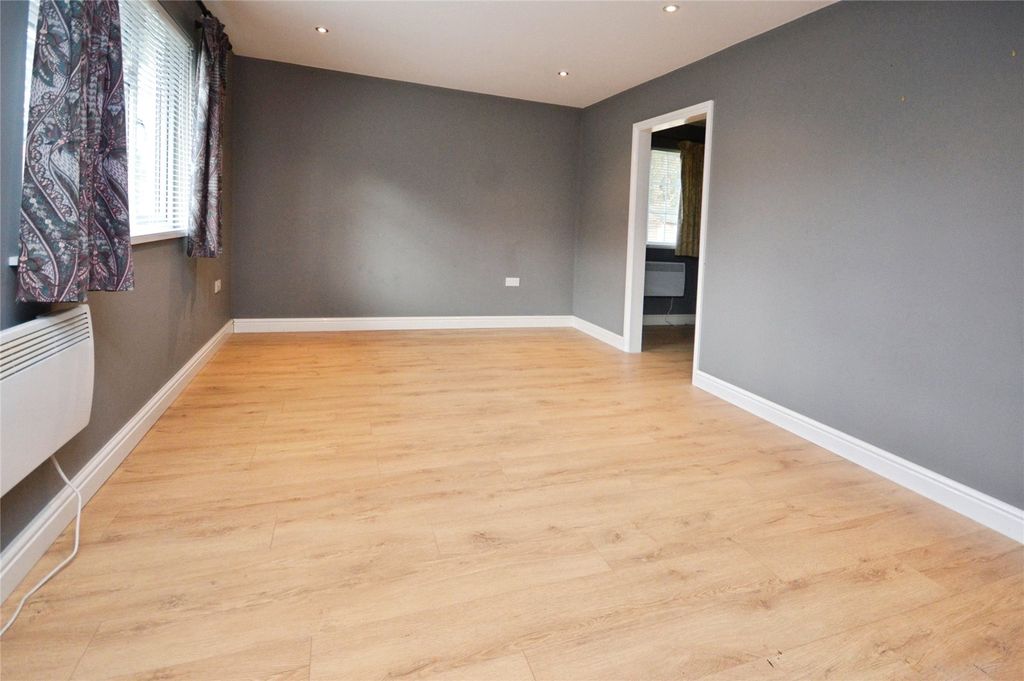 Property photo 2 of 17 Picture No. 21