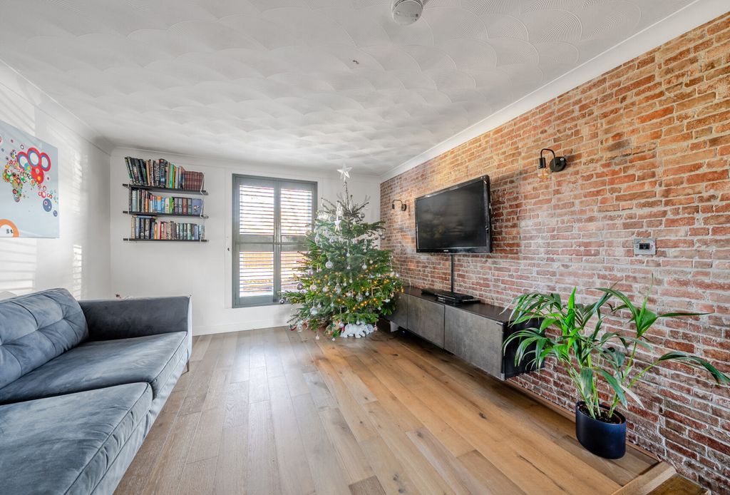 Property photo 2 of 19 1384338-10-692Ec4...