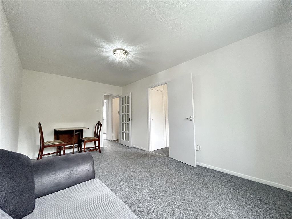 Property photo 3 of 11 Lounge