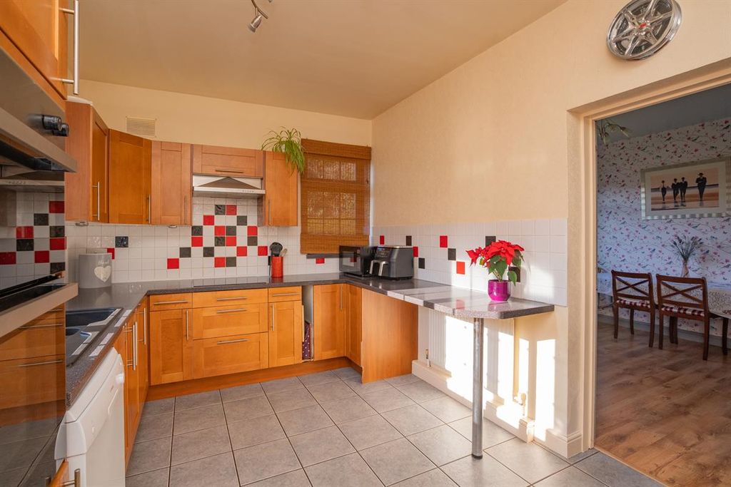 Property photo 3 of 19 Photo 6