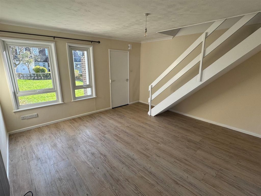 Property photo 2 of 10 26 Churchfields Road Lounge