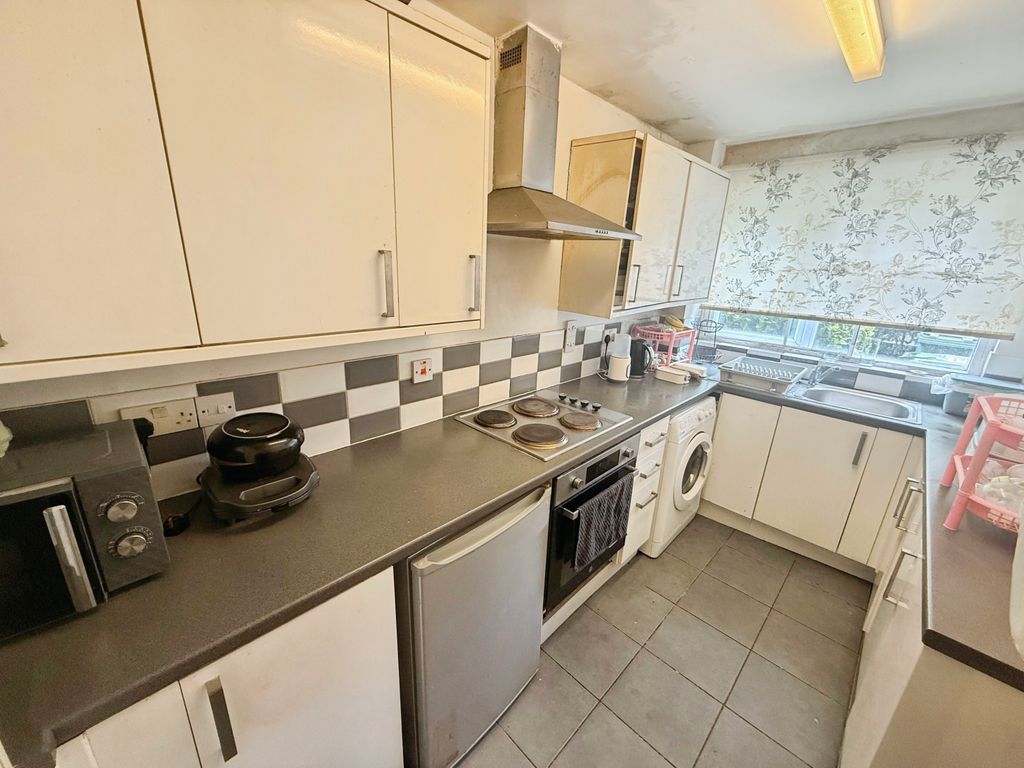 Property photo 2 of 7 Kitchen