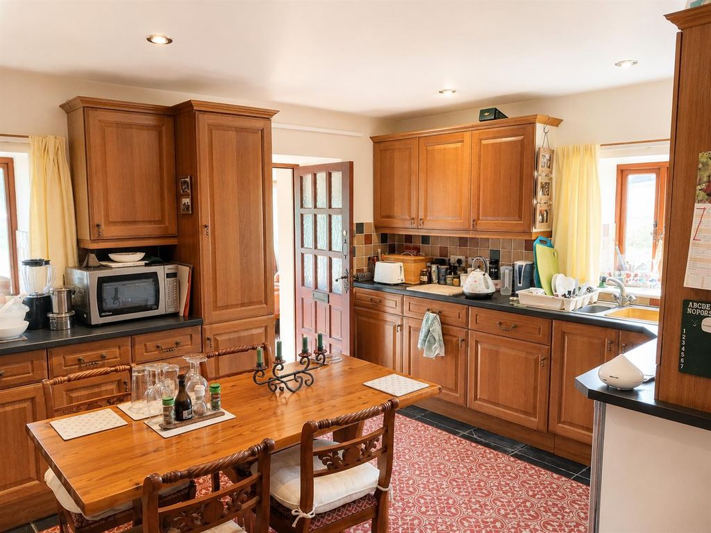 Property photo 3 of 14 Kitchen