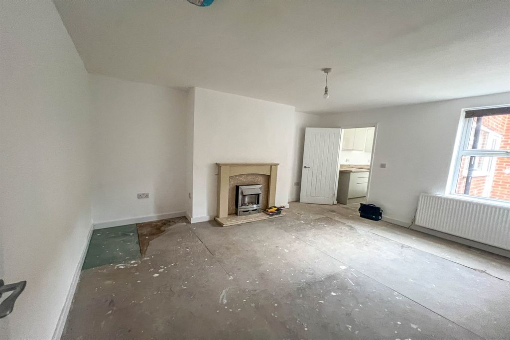 Property photo 3 of 8 Lounge