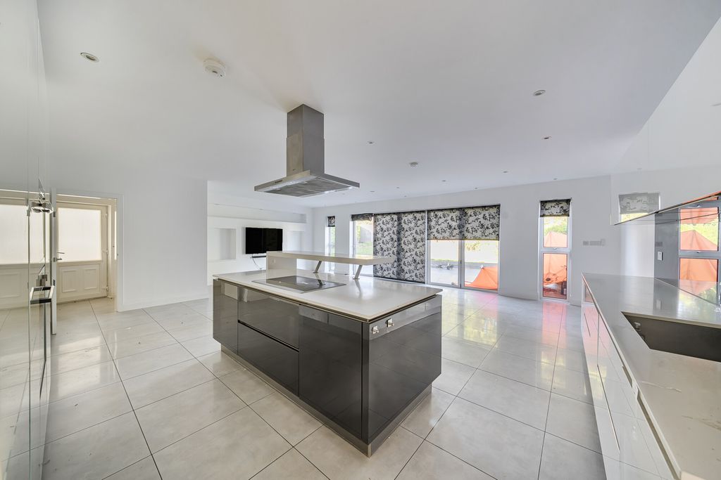 Property photo 3 of 21 1358198-12-68d121...