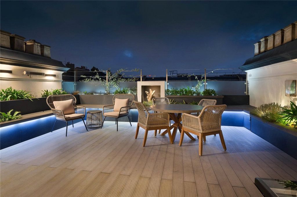 Property photo 1 of 21 Roof Garden (West)