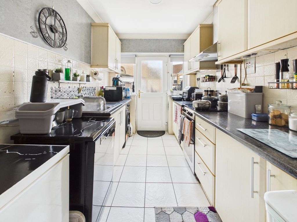 Property photo 3 of 10 Kitchen