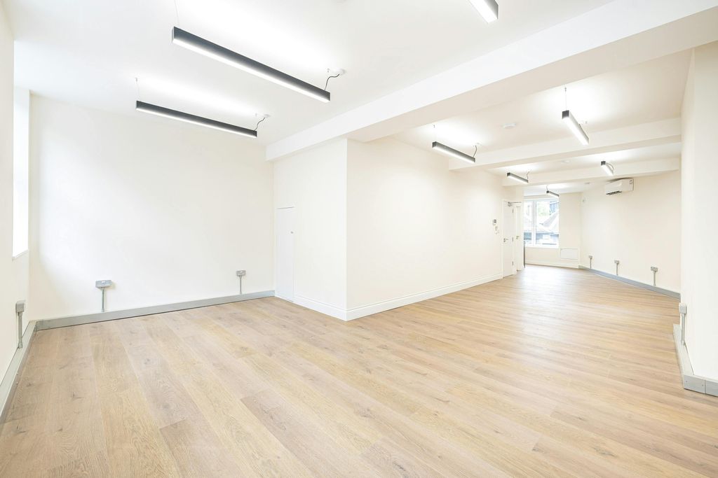 Property photo 3 of 8 132 Southwark Street First Floor 2.Jpg