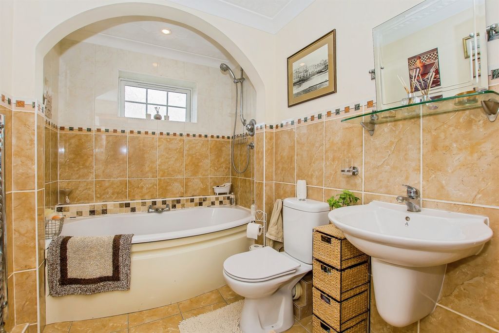 Property photo 3 of 34