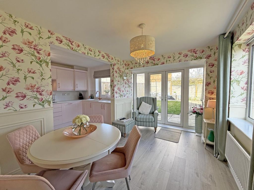 Property photo 3 of 24 Grassendale Avenue 10 - Dining Area.......Jpg