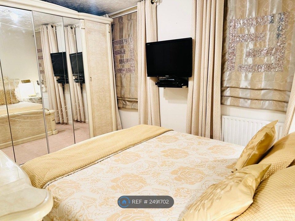 Property photo 2 of 16 Master Bedroom With King Size Bed