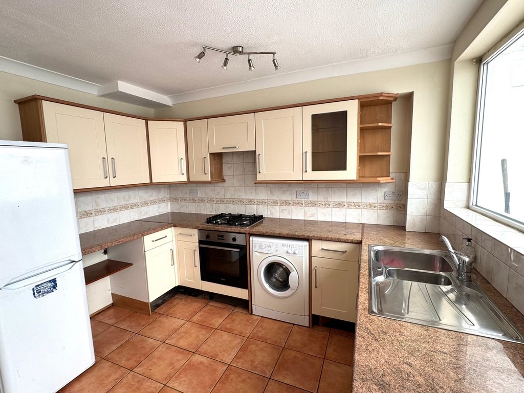 Property photo 3 of 10 Kitchen