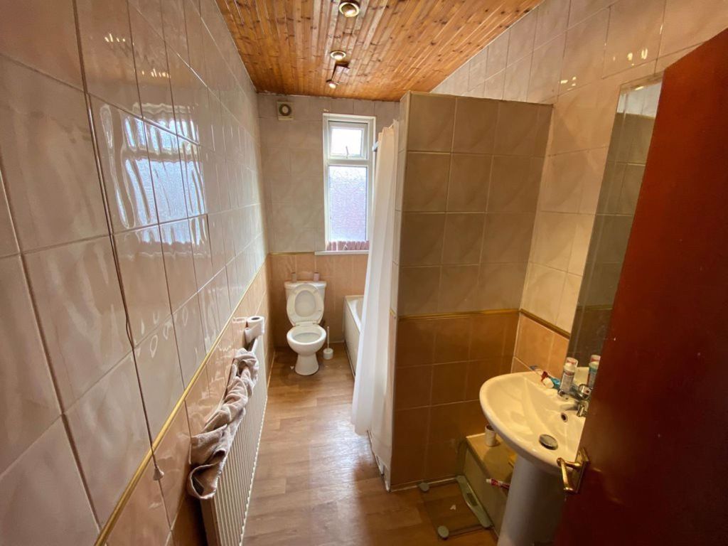 Property photo 3 of 22 A Clean And Well-Maintained Bathroom With Good Lig...