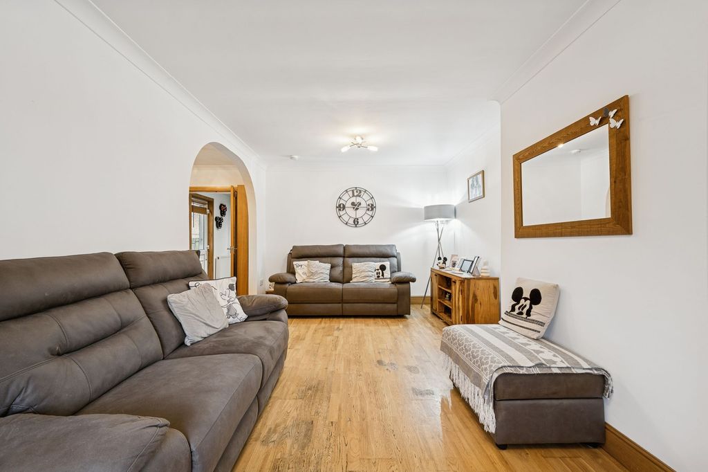 Property photo 3 of 28 Lounge