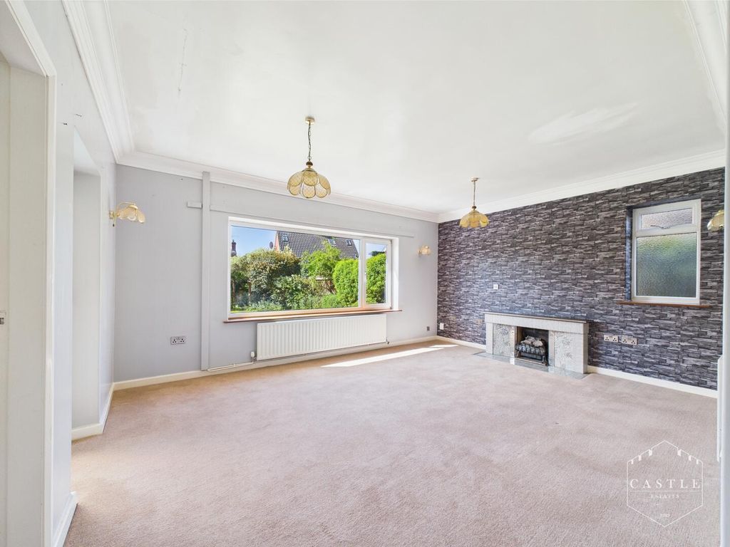 Property photo 2 of 18 Lounge