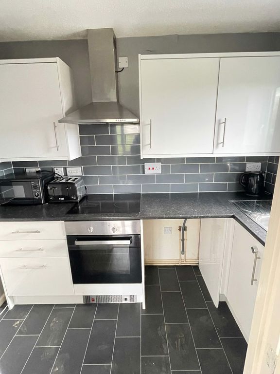 Property photo 2 of 8 Fitted Kitchen