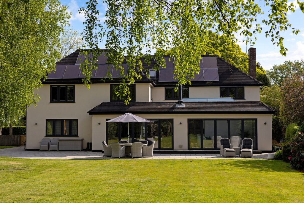 Property photo 1 of 22 The Spinney