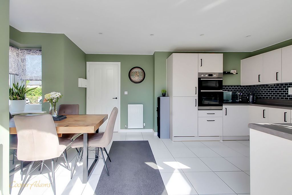 Property photo 3 of 17 Kitchen