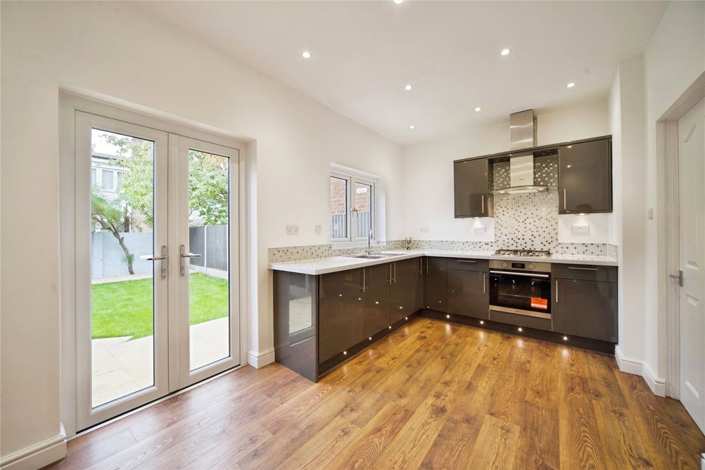 Property photo 3 of 16 Picture No. 11