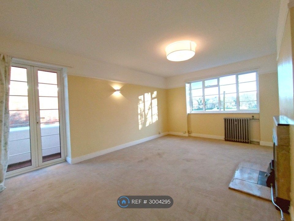 Property photo 1 of 10 Spacious And Bright Living Room