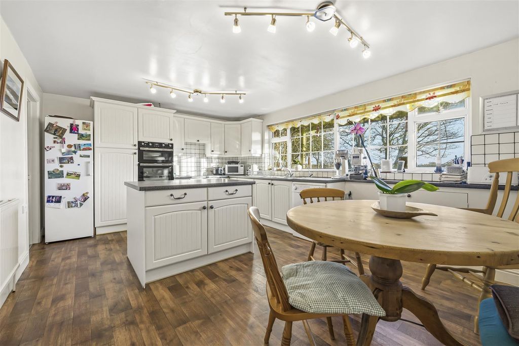 Property photo 3 of 28