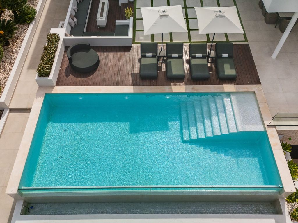 Property photo 2 of 25