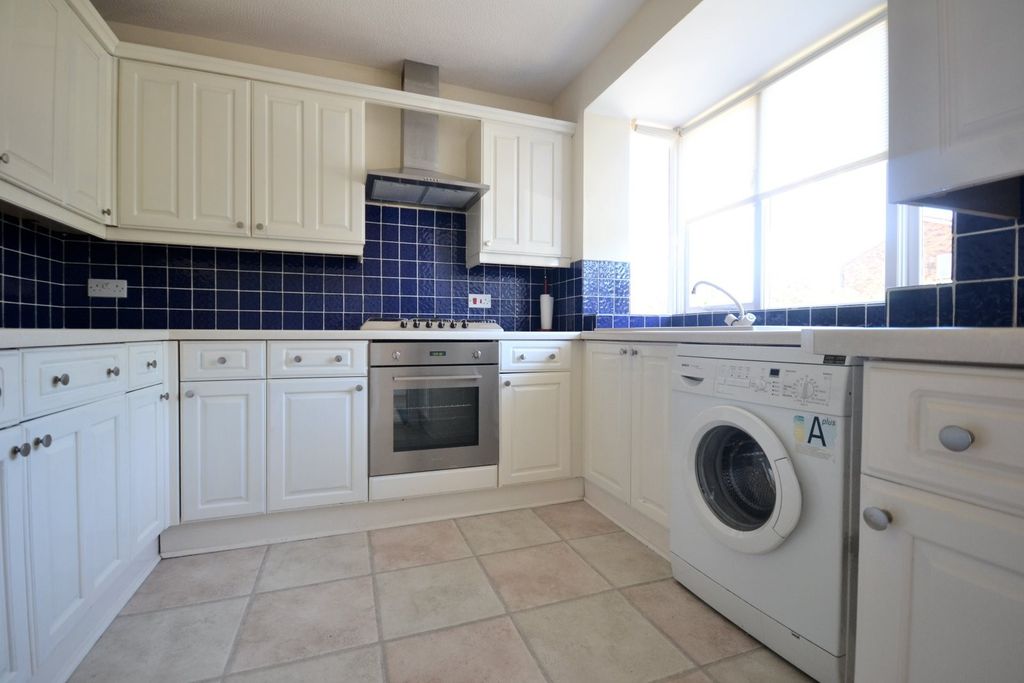 Property photo 3 of 9 Kitchen