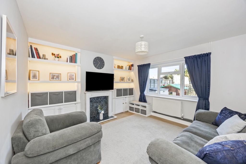 Property photo 2 of 22 Living Room