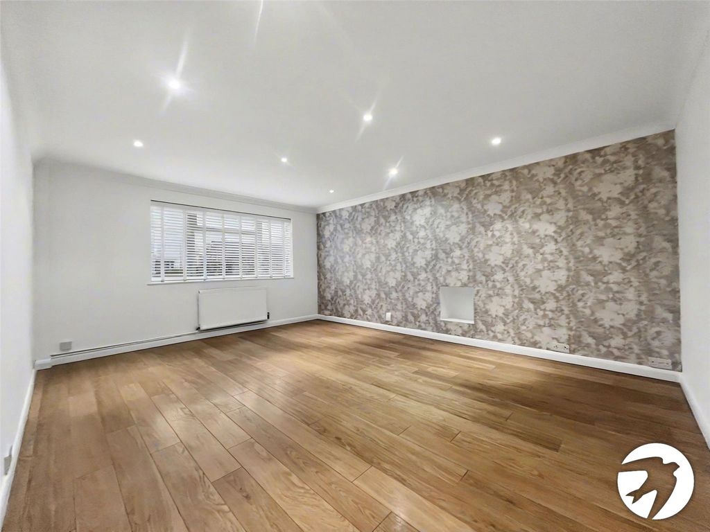 Property photo 2 of 14 Lounge