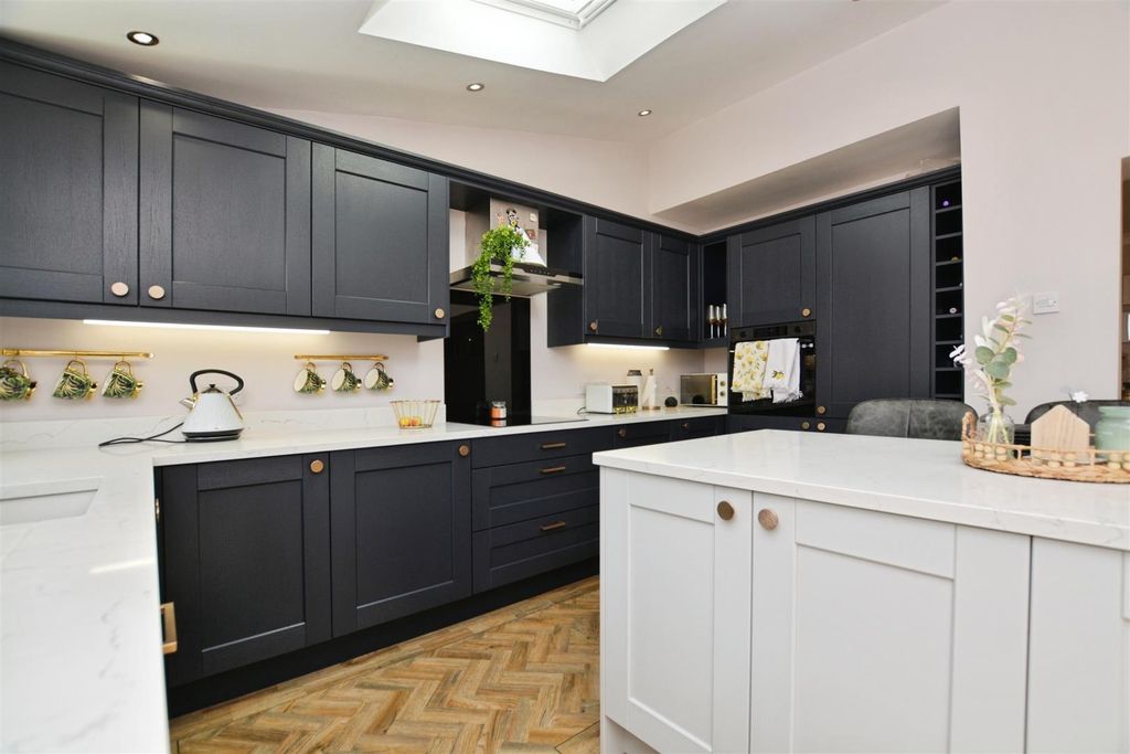 Property photo 3 of 25 Kitchen