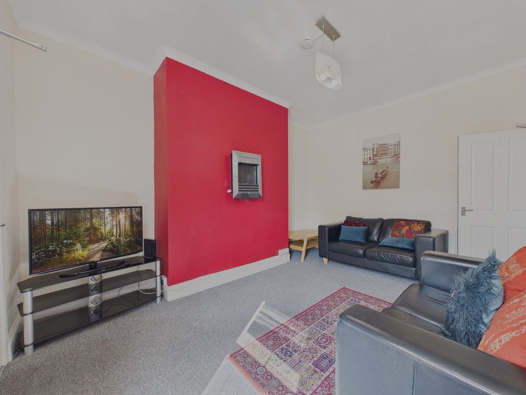 Property photo 3 of 13 Lounge