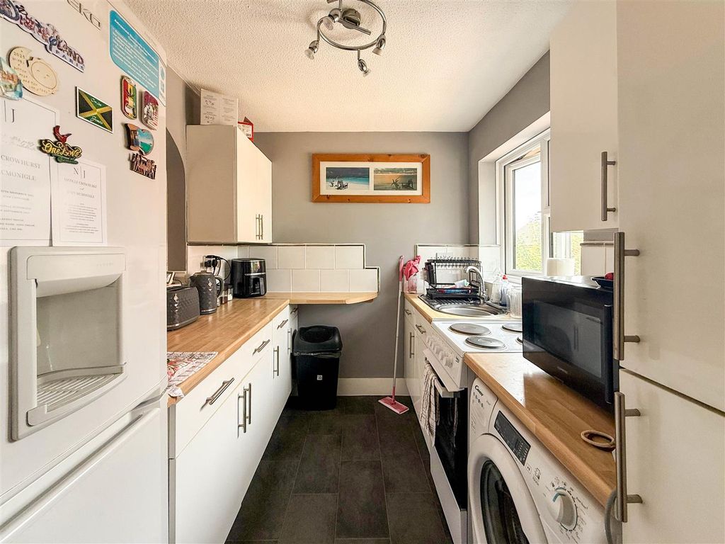 Property photo 3 of 8 Kitchen