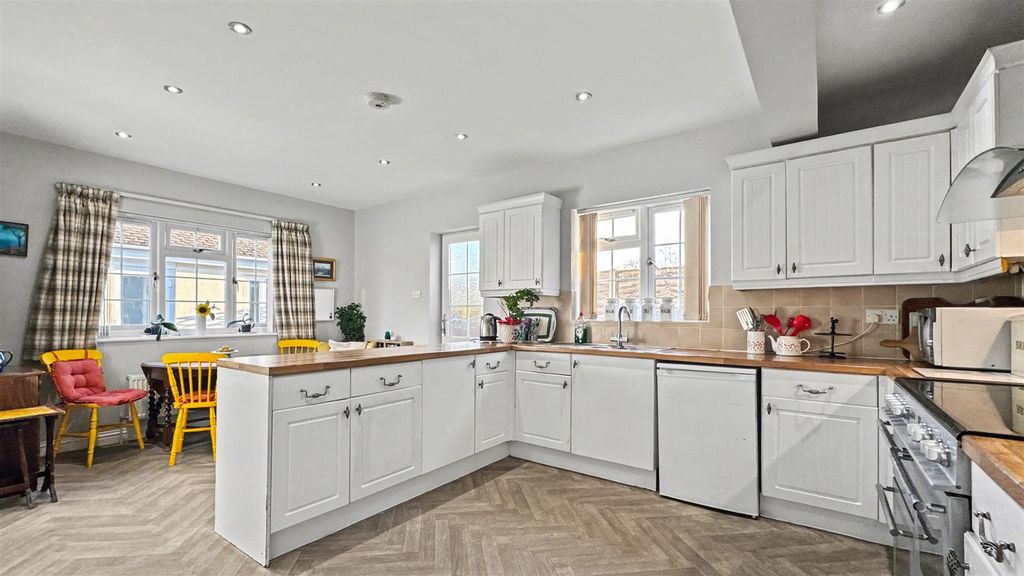 Property photo 3 of 12 Kitchen