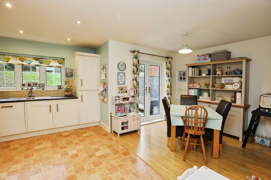 Property photo 3 of 28